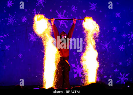 Photos d'un spectacle de feu au marché d'hiver dans la région de Dortmund. 28.12.2018 (Photo par FotoCuno) Banque D'Images