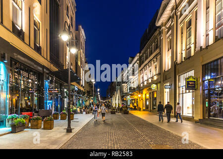 Vilnius, Lituanie - 20 juin 2018 - Les touristes et les habitants profitant de la nuit dans le centre-ville de Vilnius, le quartier des magasins et restaurants Banque D'Images