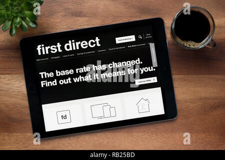 Le site internet de premier Direct est vu sur une tablette iPad, sur une table en bois avec une machine à expresso et d'une plante (usage éditorial uniquement). Banque D'Images