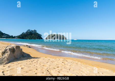 Kaiterteri plage de sable doré dans le district de Tasmanie de l'île du Sud Nouvelle-zélande crée de magnifiques arrière-plan. Banque D'Images