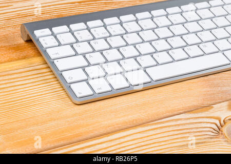 En milieu d'affaires avec clavier sans fil sur la vieille table en bois naturel, l'arrière-plan. Office desk with copy space Banque D'Images