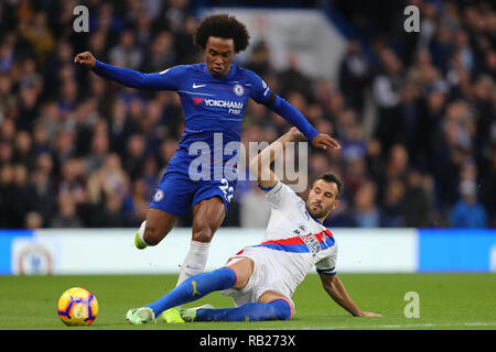 Willian de Chelsea est abordé par Luka Milivojevic de Crystal Palace - Chelsea v Crystal Palace, Premier League, Stamford Bridge, Londres - 4 novembre Banque D'Images