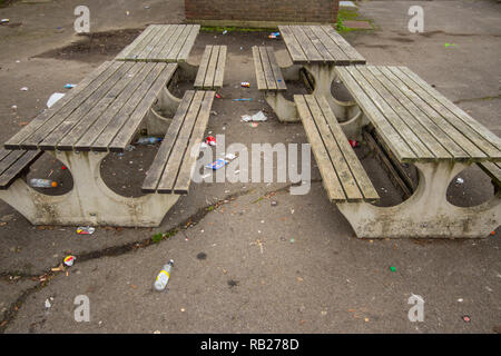 Jonché de déchets autour des bancs de parc Banque D'Images