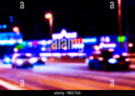 Vue de la ville de nuit dans le flou. Trafic Vitesse ville photo floue. La vie de la rue image flou d'. Vue sur la rue à la circulation et de l'image flou artistique des voitures. Dans big city Road Banque D'Images