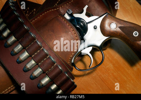 Un Ruger revolver Six Sécurité dans un étui en cuir avec une bandoulière de Magnum 357 balles. Banque D'Images