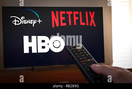 Barcelone, Espagne. Jan 2019 : l'homme est titulaire d'une commande à distance avec le nouveau Disney + sur écran plat. Disney + est un service d'abonnement en ligne streaming vidéo.Di Banque D'Images