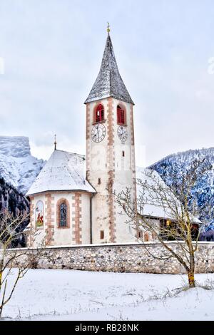 L'hiver, Schnee, EIS, Kirche, Prags, Pragser Tal, Berg, Tal, Südtirol, Veit, Bruneck, Pfarrkirche, Mittelalter, Fresko, Gotik, gotisch, Sonnenuhr, Banque D'Images