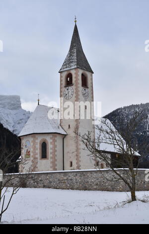 L'hiver, Schnee, EIS, Kirche, Prags, Pragser Tal, Berg, Tal, Südtirol, Veit, Bruneck, Pfarrkirche, Mittelalter, Fresko, Gotik, gotisch, Sonnenuhr, Banque D'Images