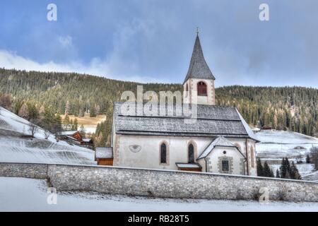 L'hiver, Schnee, EIS, Kirche, Prags, Pragser Tal, Berg, Tal, Südtirol, Veit, Bruneck, Pfarrkirche, Mittelalter, Fresko, Gotik, gotisch, Sonnenuhr, Banque D'Images