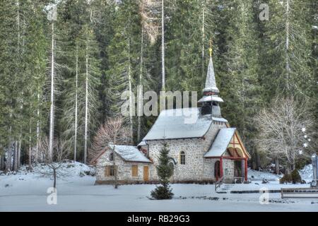 , Marienkapelle Kapelle, Kirche, voir, Pragser Pragser Wildsee, Tal, Südtirol, Pustertal, Italien, Wald, Ufer, Glaube, Kirche, Religion, Katholisch, Bain Banque D'Images