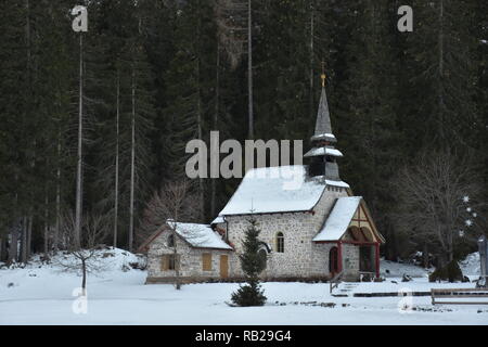 , Marienkapelle Kapelle, Kirche, voir, Pragser Pragser Wildsee, Tal, Südtirol, Pustertal, Italien, Wald, Ufer, Glaube, Kirche, Religion, Katholisch, Bain Banque D'Images