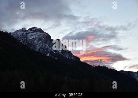 Italien, Südtirol, Tirol, Pragser Tal, Pragsertal, Dämmerung, hiver, Schnee, Abenddämmerung, Rot, Abendrot, Holz, Straße, Bergstraße, Alt Pragser Tal Banque D'Images