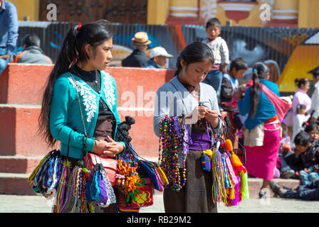 Des jeunes filles indigènes vendent des souvenirs dans une rue, San Cristobal de las Casas, Chiapas, Mexique Banque D'Images