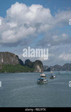 Petit bateau de pêche sur la baie d'Halong Banque D'Images