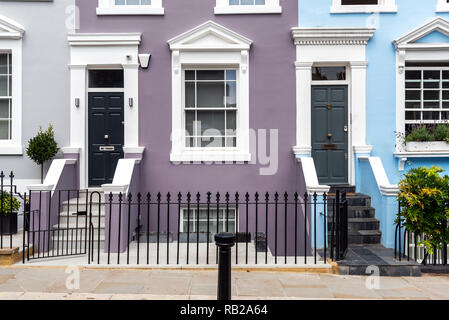 Les entrées de certaines maisons typiquement anglais vu dans Notting Hill, Londres Banque D'Images