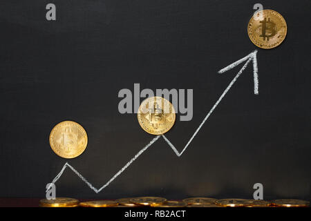 Flèche blanche grandir Bitcoin sur le tableau noir Banque D'Images