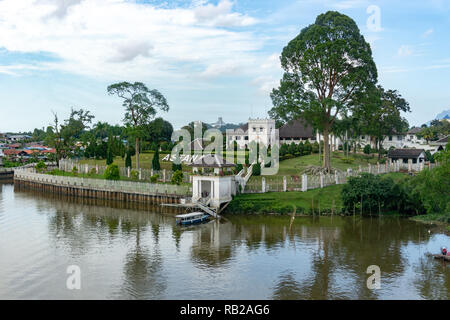 Le Darul Hana pont situé en bord de rivière Kuching Banque D'Images