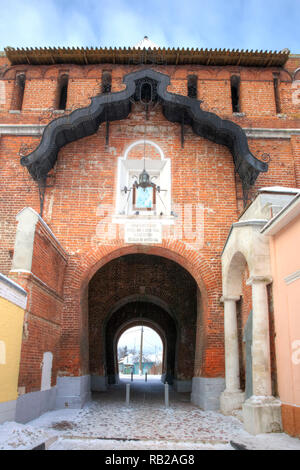 Complexe du temple historique sur le territoire du Kremlin dans la ville de Kolomna. Pyatnitsky Gate - l'entrée principale de l'ancienne forteresse Banque D'Images
