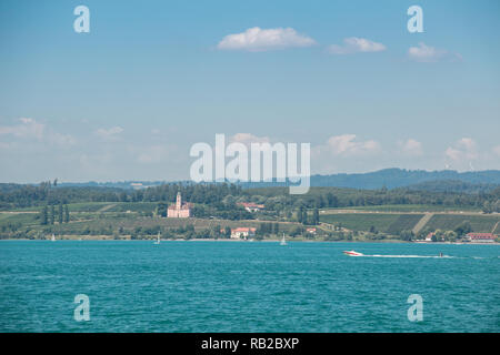 Joli petit bateau sur un lac près de la côte Banque D'Images