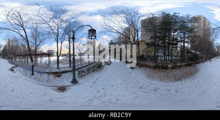 Vue panoramique à 360° de BUCHEON, CORÉE DU SUD - le 13 décembre 2018 : Panorama 360 degrés angle view de parc couverte de neige sur une journée ensoleillée.