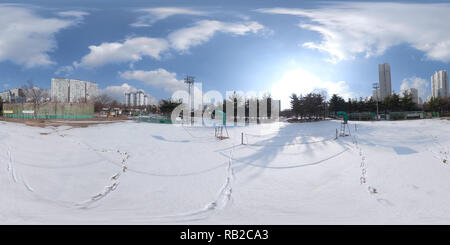 Vue panoramique à 360° de BUCHEON, CORÉE DU SUD - le 13 décembre 2018 : Panorama 360 degrés angle view de parc couverte de neige sur une journée ensoleillée.