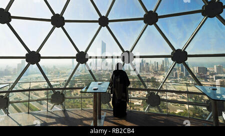 Woman looking at view de Koweït City du dôme de visualisation à l'intérieur du Koweït Towers dans la ville de Koweït, Koweït Banque D'Images