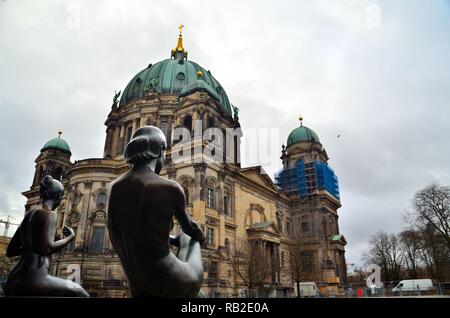 Sculture près de la cathédrale de Berlin Banque D'Images