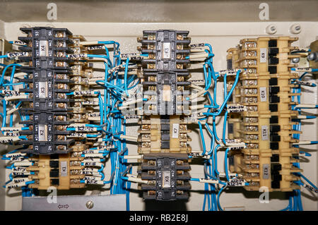 Certains relais électrique est monté sur le panneau de montage. Relais inséré dans la base ou support. Au relais, les fils sont reliés avec les terminaux et ma Banque D'Images