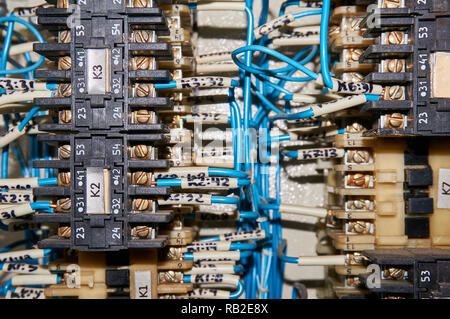 Certains relais électrique est monté sur le panneau de montage. Relais inséré dans la base ou support. Au relais, les fils sont reliés avec les terminaux et ma Banque D'Images