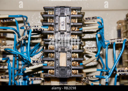 Certains relais électrique est monté sur le panneau de montage. Relais inséré dans la base ou support. Au relais, les fils sont reliés avec les terminaux et ma Banque D'Images