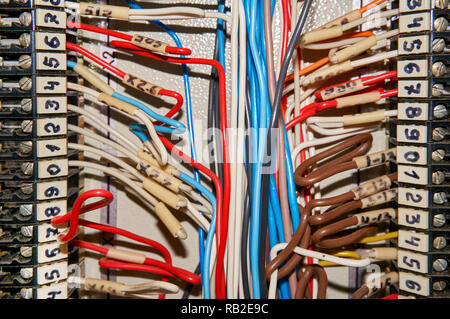 Blocs de jonction pour le raccordement électrique bornes de terre et pour la mise à la terre dans l'armoire de contrôle. Banque D'Images