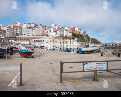 Bateaux et de petits navires stationnée à Marina Seca à Malpica de Bergantiños, la cale sèche, des bateaux sur le sentier Banque D'Images