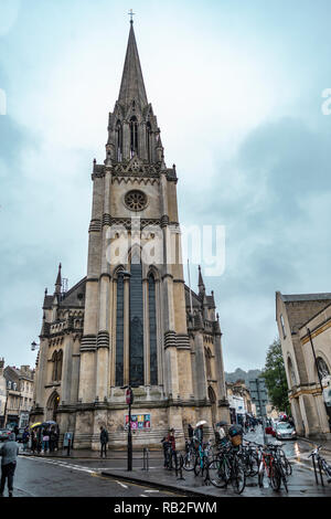 Bath, Angleterre - le 22 septembre 2018 : Street View de l'établissement emblématique de l'église St Michel dans la ville de Bath en Angleterre. Banque D'Images