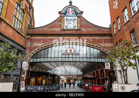 Windsor, Angleterre - le 22 septembre 2018 : vue sur la rue de l'emblématique monument Royal Shopping Mall gare dans la ville de Windsor, en Angleterre. Banque D'Images