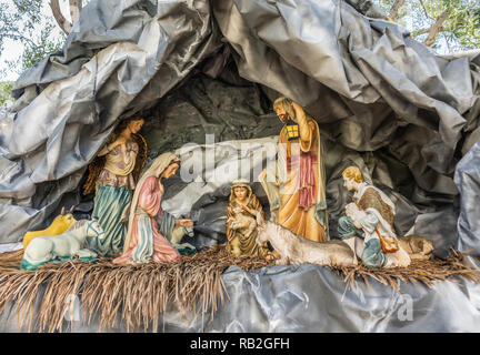 Garden Grove, Californie, Etats-Unis - le 13 décembre 2018 : Crystal Christ cathédrale. Libre de statues en crèche pour Noël sans l'enfant Jésus, mais Banque D'Images