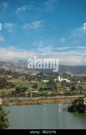 Santa Barbara, Californie, USA - Le 18 décembre 2018 : green de golf et la construction de tours blanches Montecito Country Club. En partie entourée de montagnes Banque D'Images