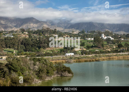 Santa Barbara, Californie, USA - Le 18 décembre 2018 : green de golf et la construction de tours blanches Montecito Country Club. En partie entourée de montagnes Banque D'Images