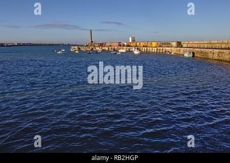 Vue sur l'eau à bras Harbour Pier à marée haute sur une journée ensoleillée Banque D'Images