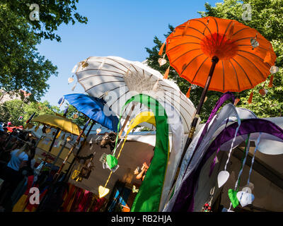 Berlin, Allemagne - 20 mai 2018 : des parasols colorés au stand du marché de rue, Kreuzberg Carnaval des Cultures Banque D'Images