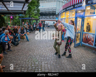 Berlin, Allemagne - 20 mai 2018 : Yound et vieilles femmes danser devant une boutique à Kreuzberg Carnaval des Cultures Banque D'Images