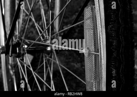 Roue d'une bicyclette en effet l'échelle de gris Banque D'Images