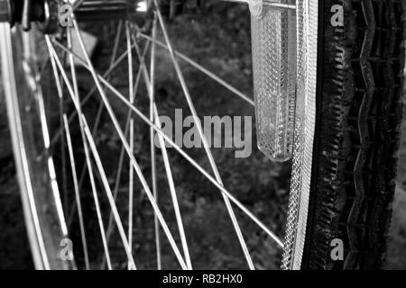 Roue d'une bicyclette en effet l'échelle de gris Banque D'Images