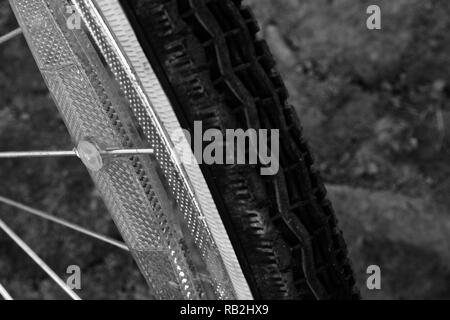 Roue d'une bicyclette en effet l'échelle de gris Banque D'Images