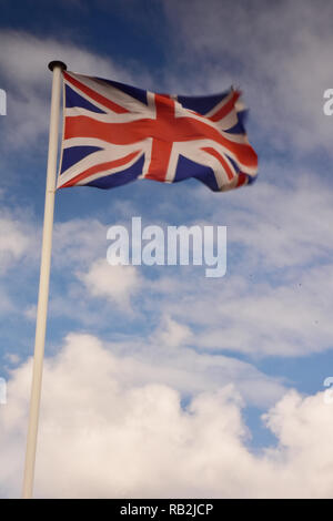 Drapeau de l'Union britannique contre le ciel bleu Banque D'Images