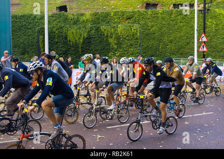 Courses Cyclistes sur Horse Guards Road, Championnat du Monde Brompton 2018, Londres, Royaume-Uni Banque D'Images