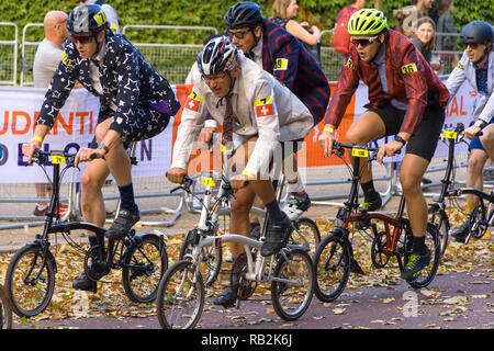 Courses Cyclistes sur Horse Guards Road, Championnat du Monde Brompton 2018, Londres, Royaume-Uni Banque D'Images