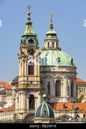 PRAGUE, RÉPUBLIQUE TCHÈQUE - Juillet 2018 : le clocher St Nicolas de la vieille ville de Prague. Banque D'Images