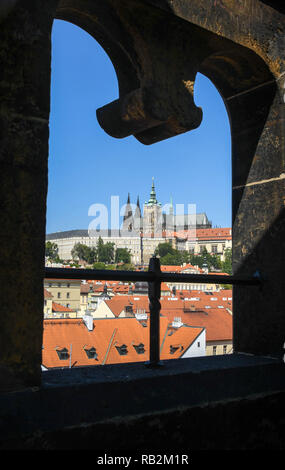 PRAGUE, RÉPUBLIQUE TCHÈQUE - Juillet 2018 : View of Prague's St Cathédrale Vitaş encadrée par une arche de pierre sur le sommet de la tour du pont de la vieille ville. Banque D'Images