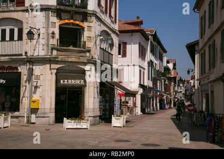 Une rue de Saint Jean de Luz, France. Banque D'Images