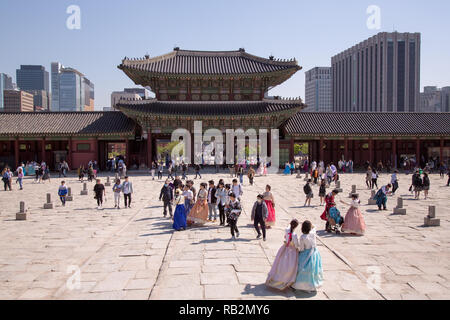 Les visiteurs du Palais Gyeongbokgung à Séoul, Corée du Sud. Banque D'Images